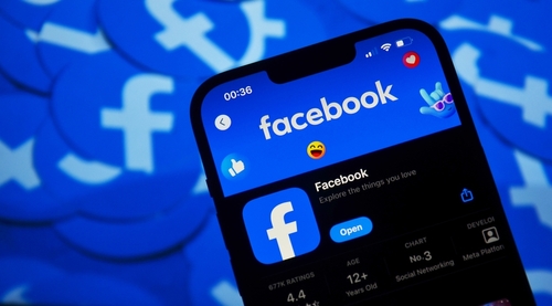 The Facebook app appears on an iPhone in the App Store. Facebook is a social media and social networking service owned by the American technology company Meta. 20.12.2024. İstanbul, Türkiye